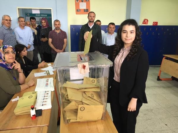 AK Parti'nin en genç milletvekili adayı oyunu kullandı