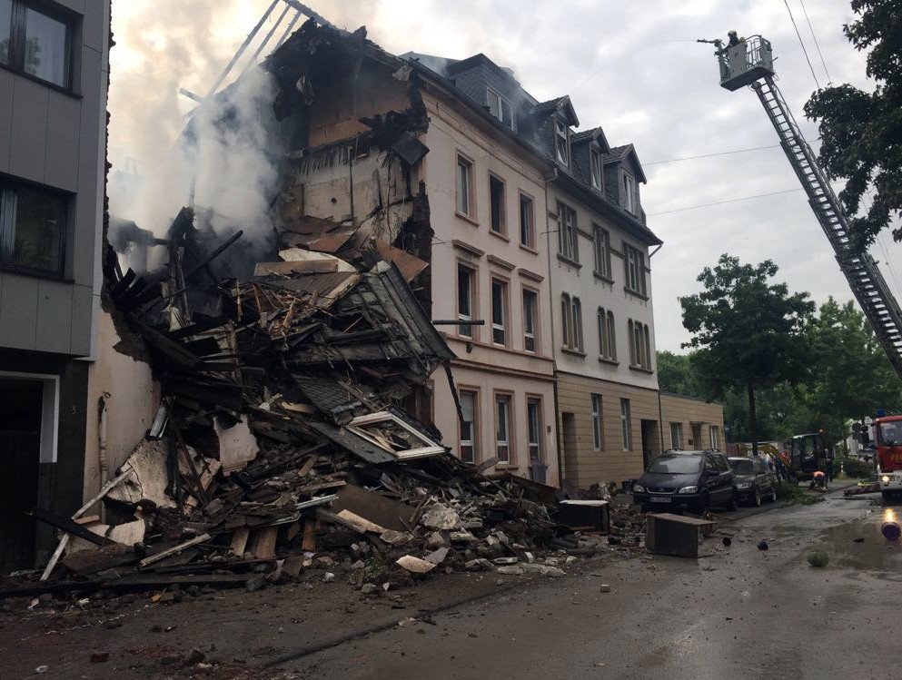 Almanya’daki patlamanın enkazı hava aydınlanınca ortaya çıktı