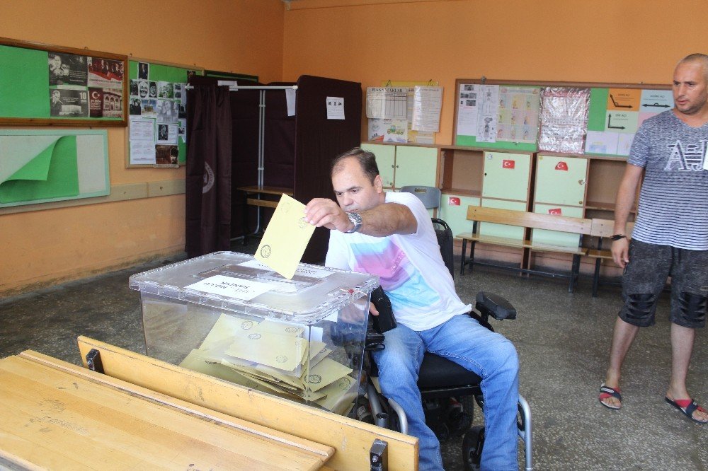 Engelli vatandaşlar oy kullanırken zor anlar yaşadılar