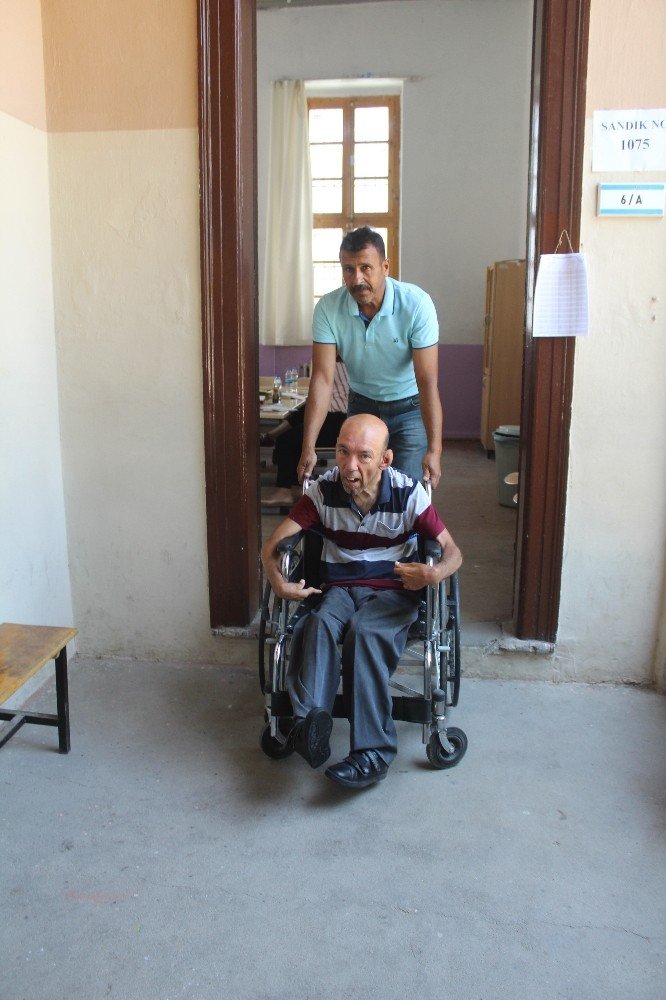 Engelli vatandaşlar oy kullanırken zor anlar yaşadılar