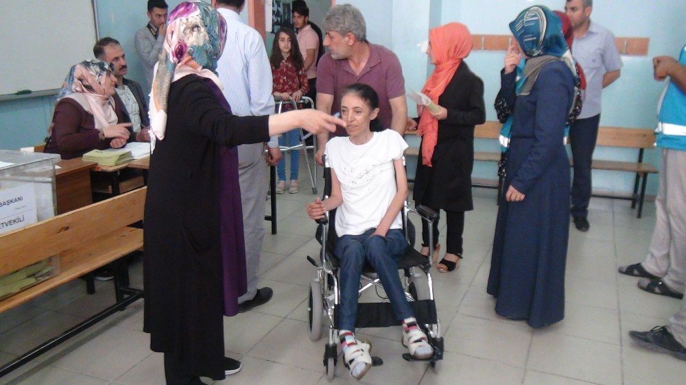Tatvan’da hastalar hasta nakil araçlarıyla oy kullanımına götürüldü