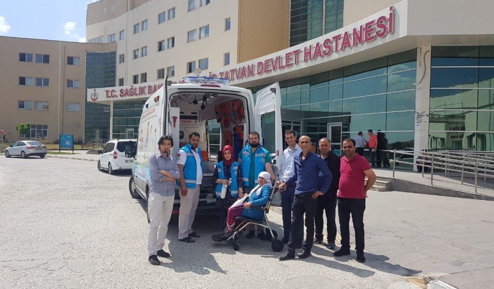 Tatvan’da hastalar hasta nakil araçlarıyla oy kullanımına götürüldü