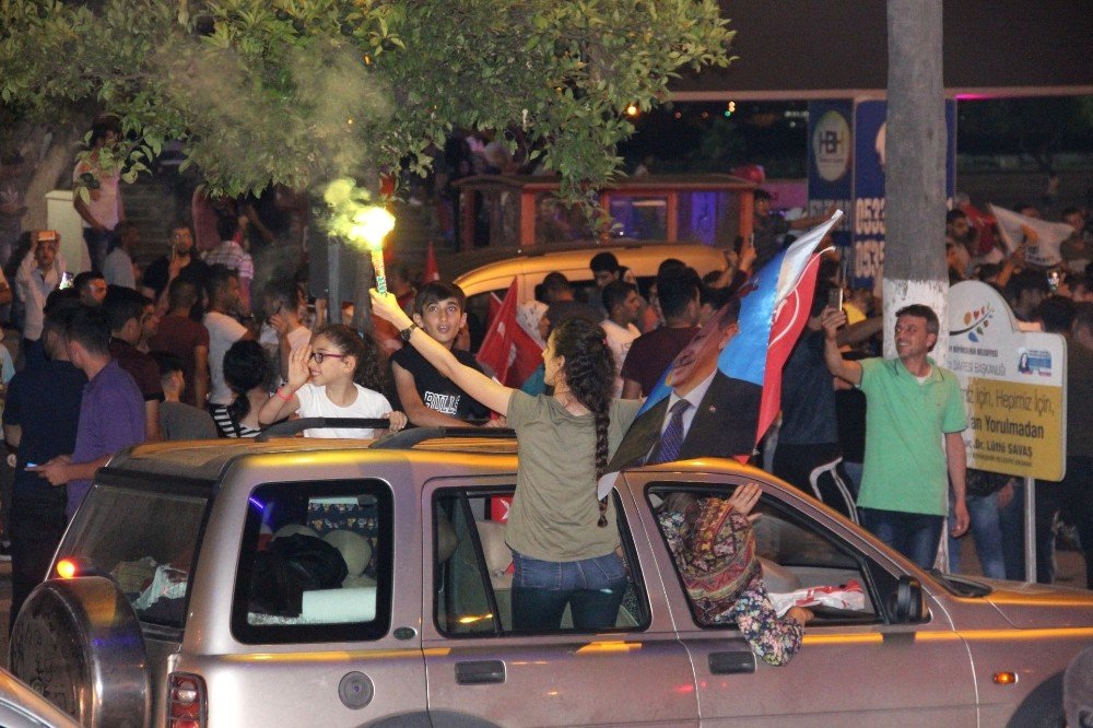 AK Parti ve MHP’li vatandaşlar ‘Cumhur İttifakı’ zaferini kutladı