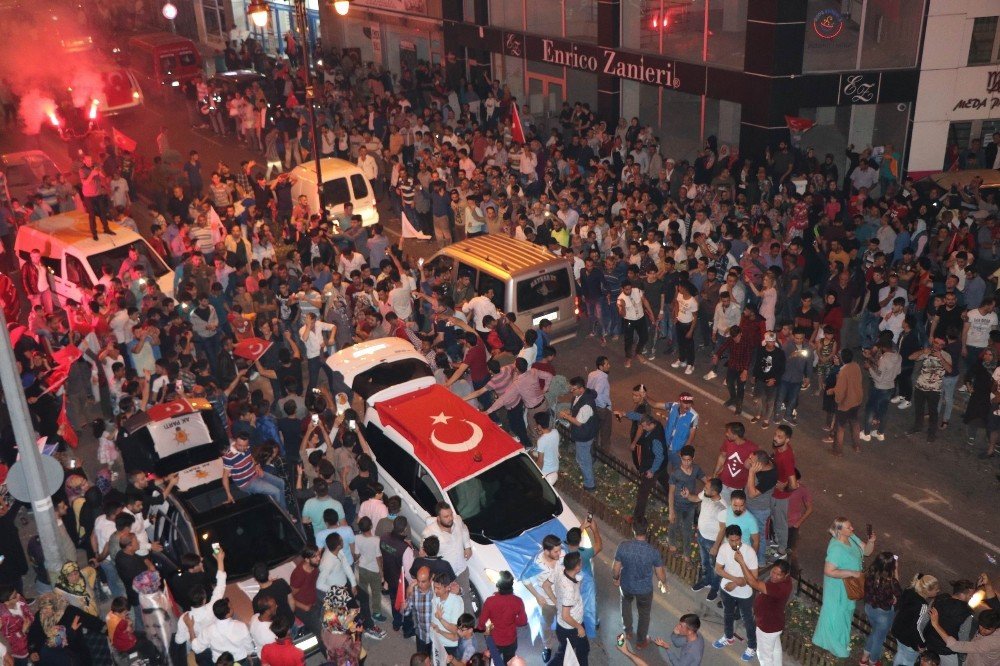 Nevşehir’de AK Parti İl Başkanlığı önünde kutlama yapılıyor