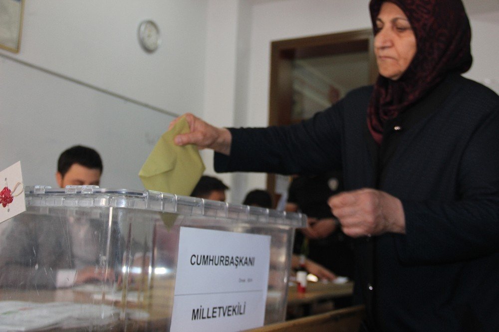 Konya’da oy kullanma işlemi başladı
