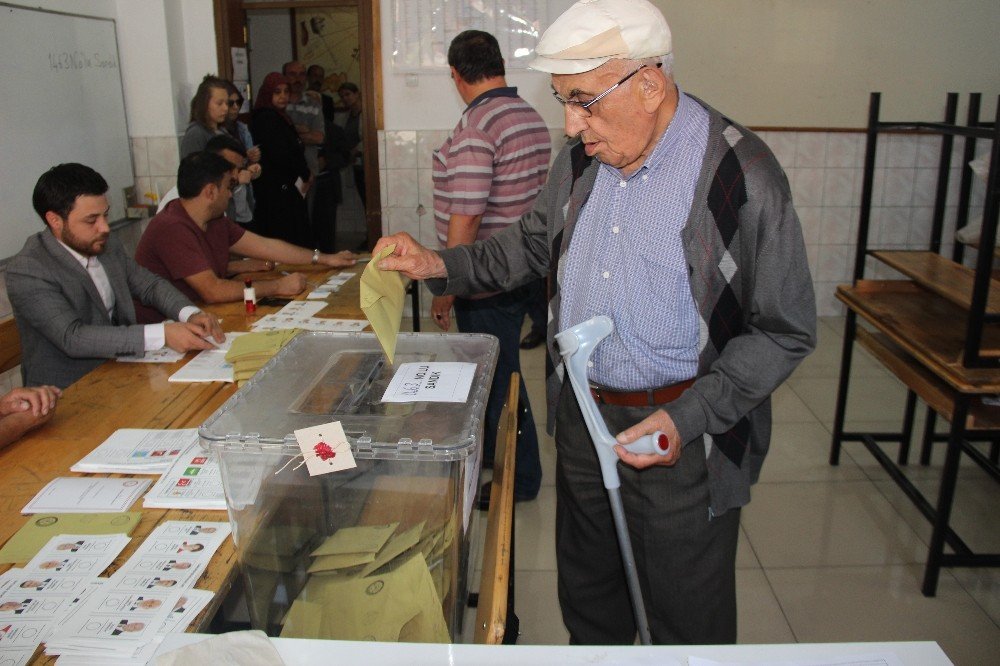 Konya’da oy kullanma işlemi başladı