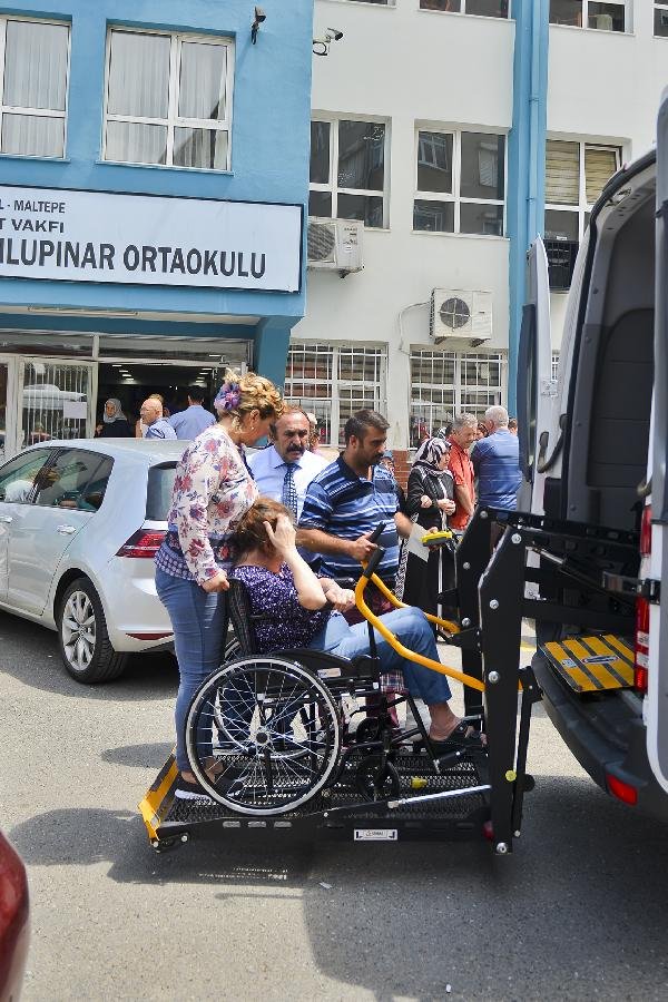 Maltepe’de engelliler ve yaşlılar ücretsiz servislerle sandıklara taşındı