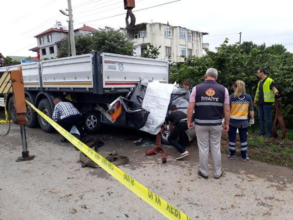 Otomobil park halindeki TIR'a çarptı: 2 ölü, 2 yaralı