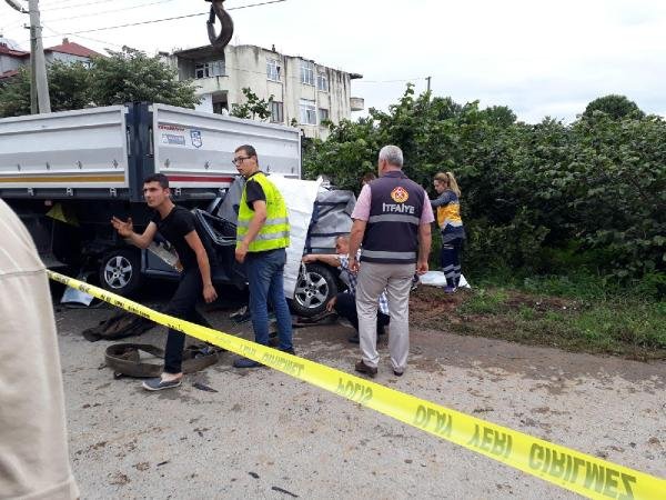 Otomobil park halindeki TIR'a çarptı: 2 ölü, 2 yaralı