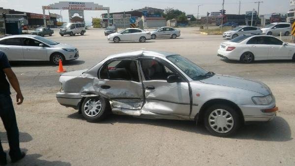 Otomobiller kırmızı ışıkta çarpıştı: 9 yaralı