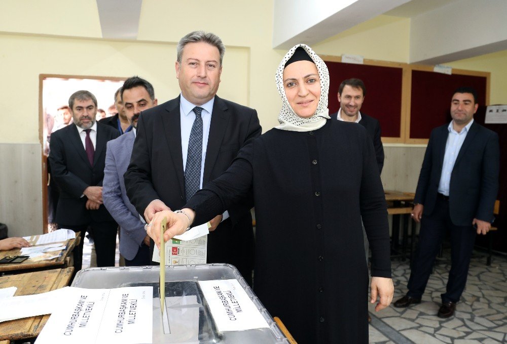 Başkan Palancıoğlu oyunu eşi ve partililerle kullandı