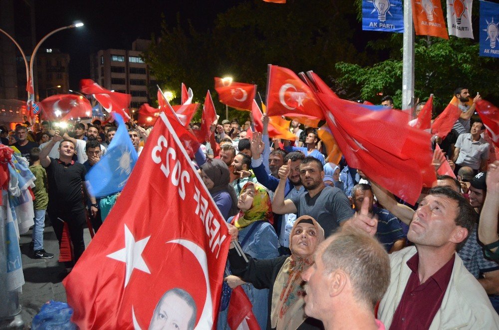 Trabzon AK Parti’de kutlamalar başladı
