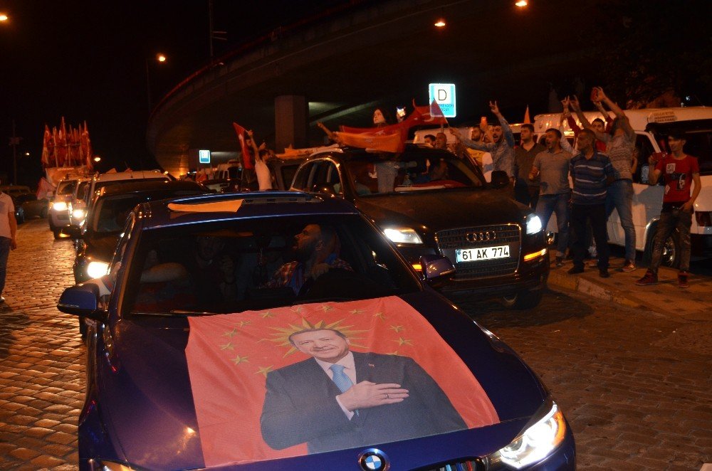 Trabzon AK Parti’de kutlamalar başladı