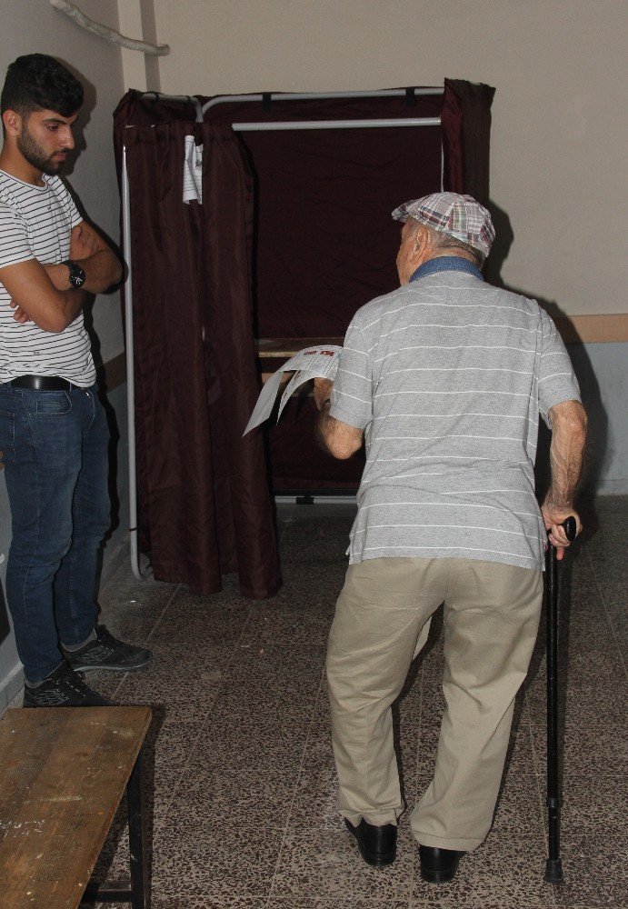 Adana Valisi Demirtaş oy kullanmak için sıra bekledi