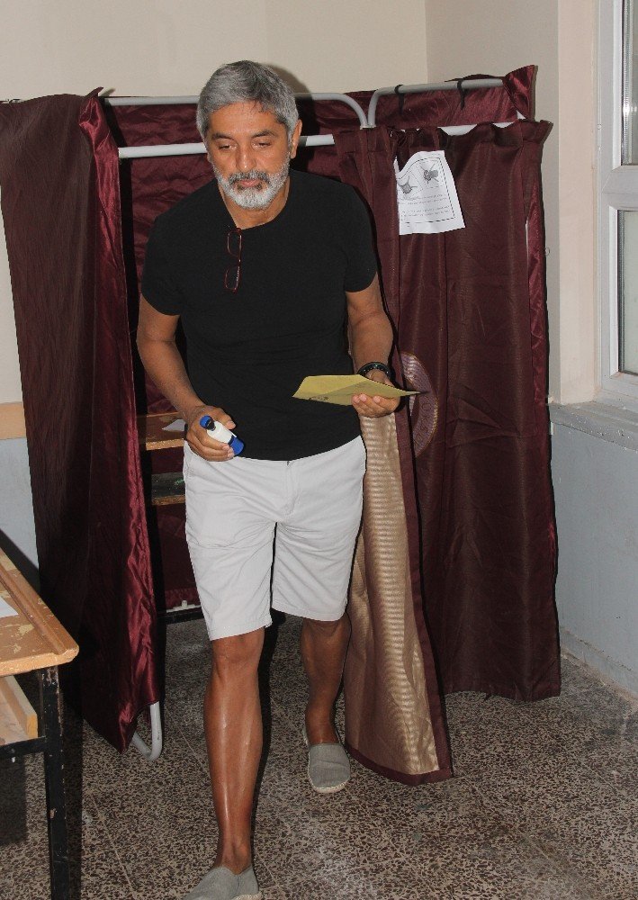 Adana Valisi Demirtaş oy kullanmak için sıra bekledi