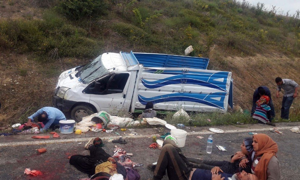 Bursa’da tarım işçilerini taşıyan kamyonet kaza yaptı...Çok sayıda yaralı var