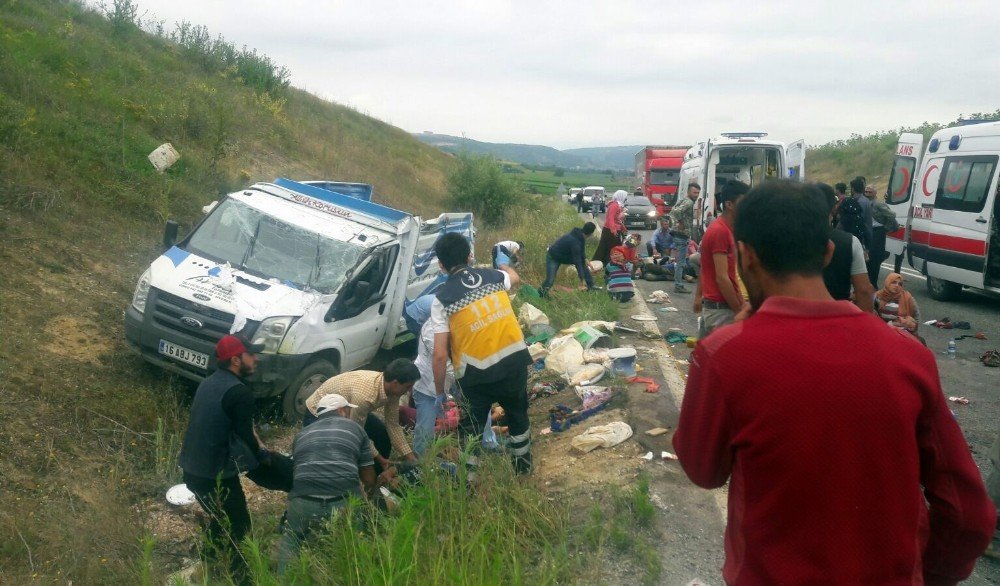 Bursa’da tarım işçilerini taşıyan kamyonet kaza yaptı...Çok sayıda yaralı var