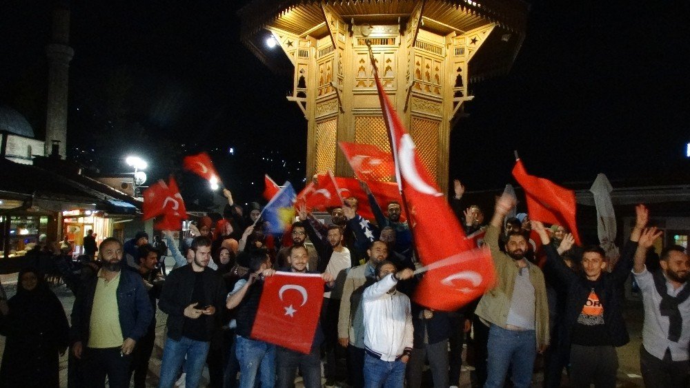 Cumhurbaşkanlığı ve 27. Dönem Milletvekilliği seçimi sonuçlarının açıklanmaya başlamasıyla birlikte Bosna Hersek’te yaşayan Türk vatandaşları sokaklara döküldü