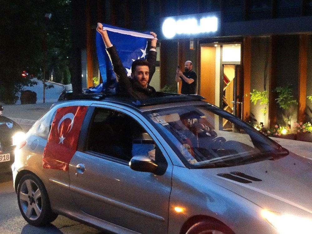 Cumhurbaşkanlığı ve 27. Dönem Milletvekilliği seçimi sonuçlarının açıklanmaya başlamasıyla birlikte Bosna Hersek’te yaşayan Türk vatandaşları sokaklara döküldü