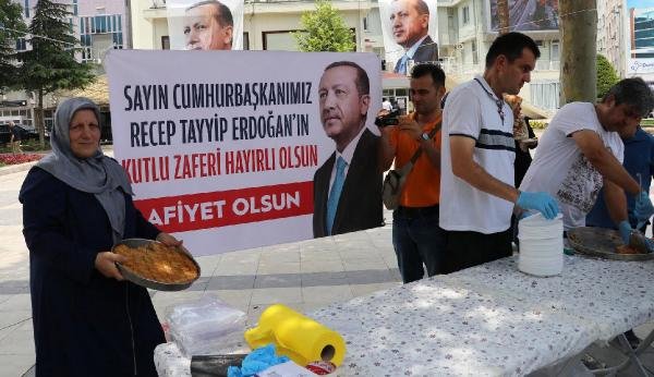 Erdoğan kazanınca 5 tepsi baklava dağıttı