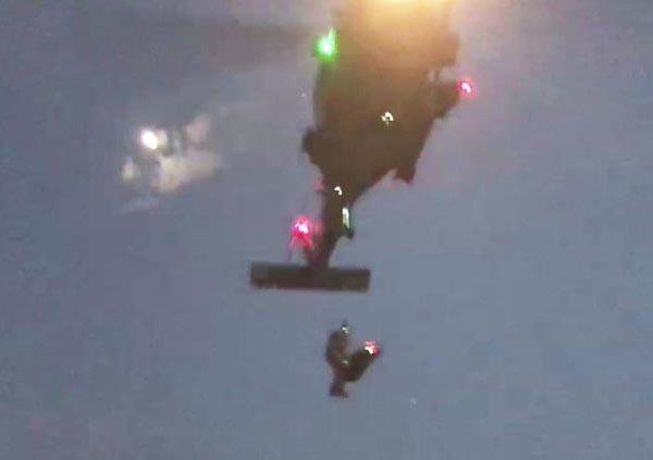 Kayalıklara düşüp yaralanan Macar paraşütçü askeri helikopterle kurtarıldı