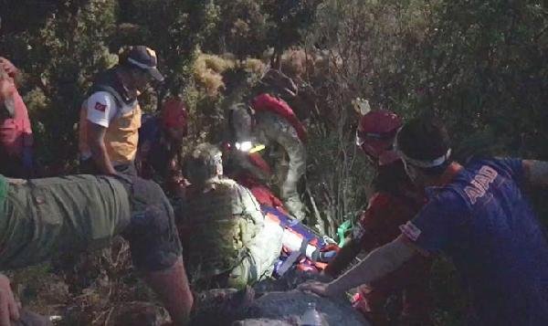 Kayalıklara düşüp yaralanan Macar paraşütçü askeri helikopterle kurtarıldı