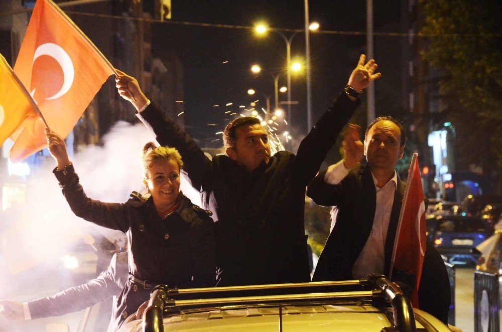 Bozüyük’te AK Partililer zaferini kutladı