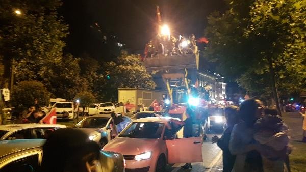 Sokaklarda AK Partililerden kutlama