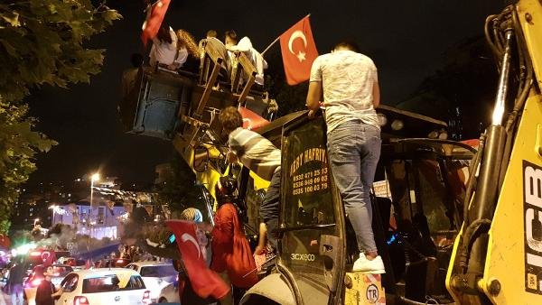 Sokaklarda AK Partililerden kutlama