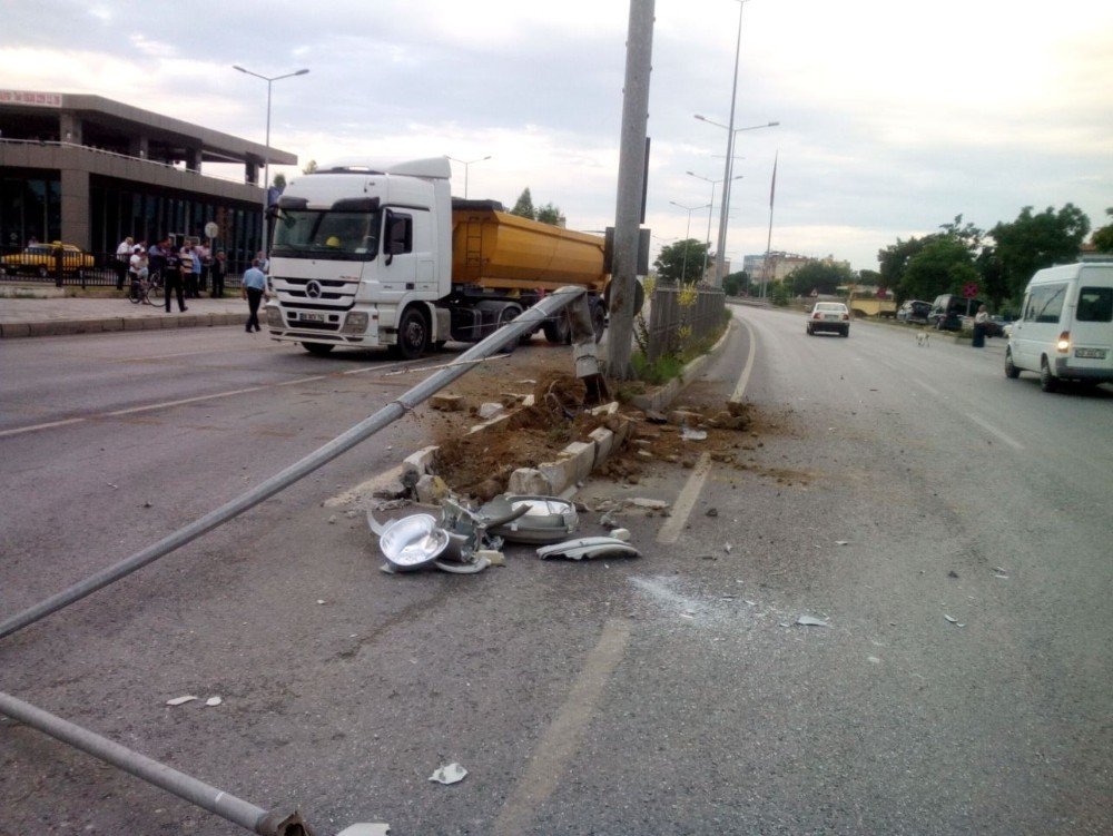 Önüne çıkan araca çarpmamak için kaza yaptı