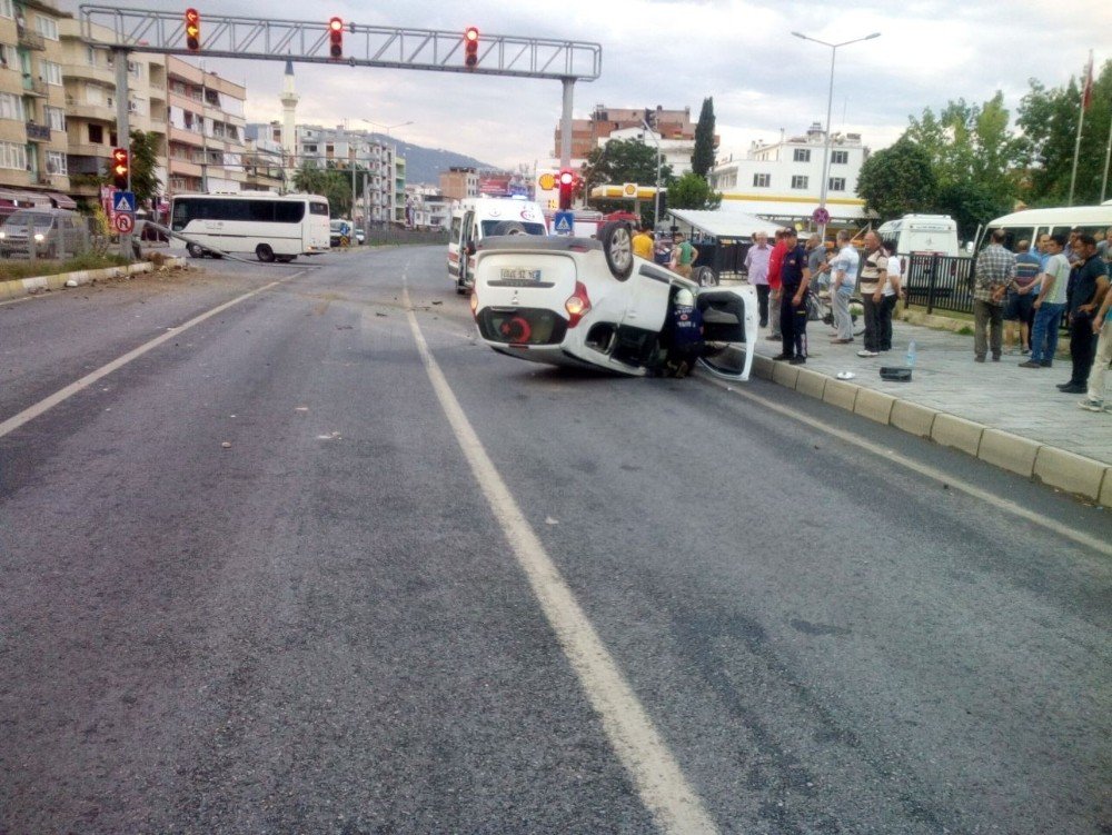Önüne çıkan araca çarpmamak için kaza yaptı