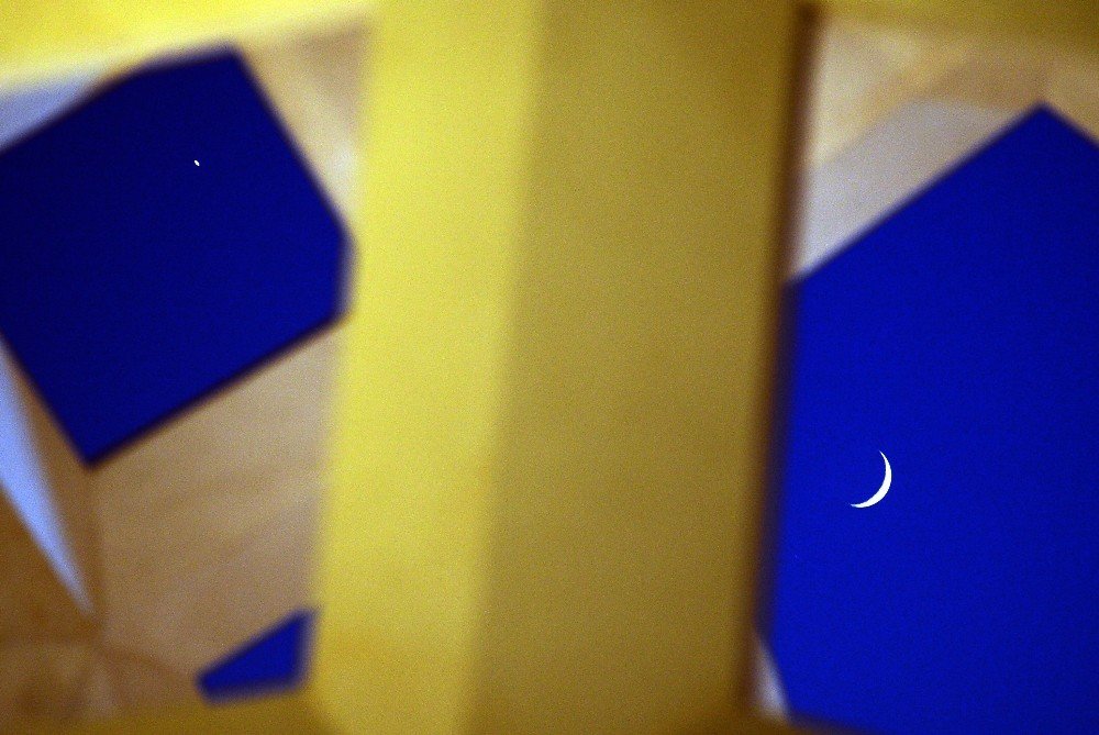 İstanbul semalarında duygulandıran ay ve yıldız görüntüsü