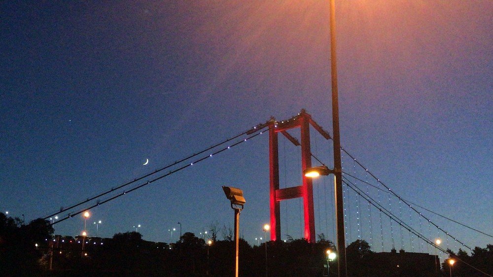 İstanbul semalarında duygulandıran ay ve yıldız görüntüsü