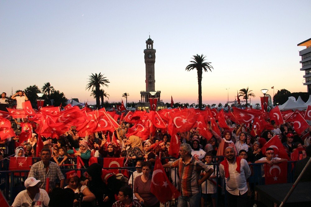 İzmir’de demokrasi nöbeti başladı