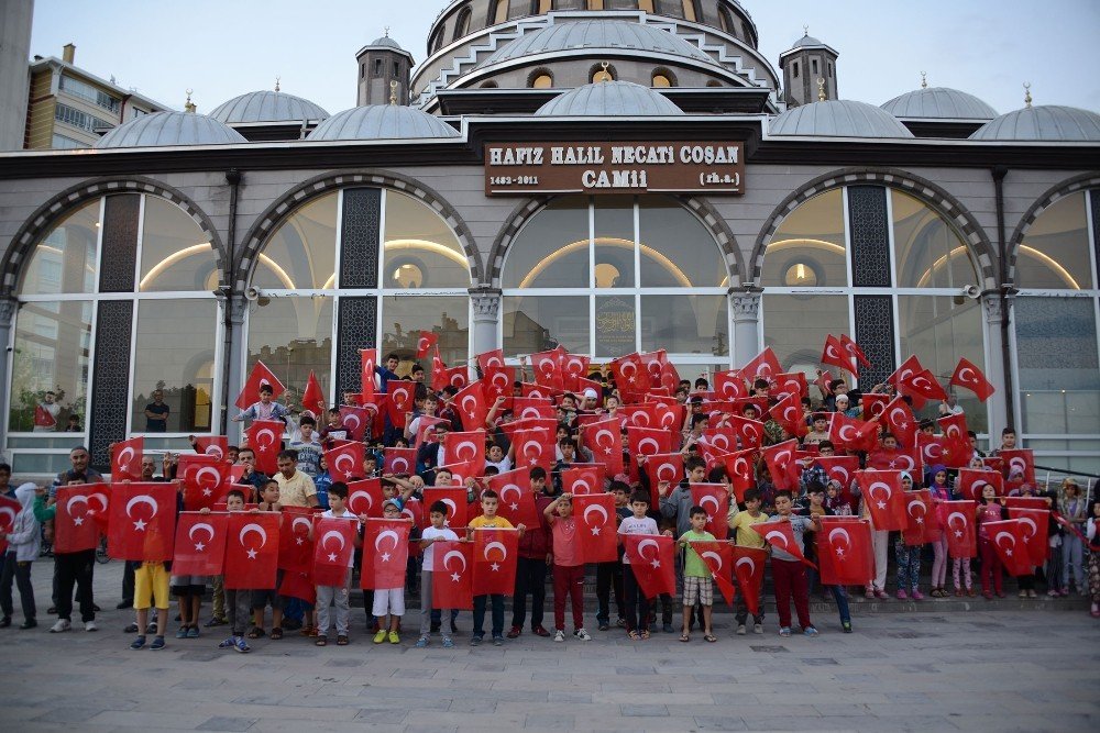 Konya’da çocuklar sabah namazına ellerinde Türk bayraklarıyla geldi