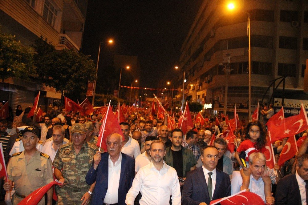 İskenderun’da milli birlik yürüyüşüne binlerce vatandaş katıldı