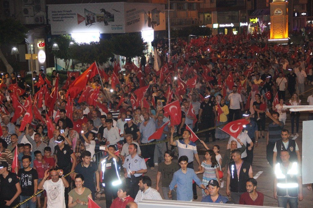 İskenderun’da milli birlik yürüyüşüne binlerce vatandaş katıldı