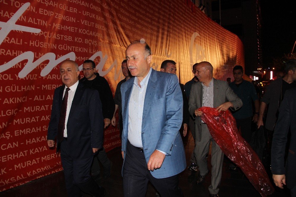 Erzurum’da yağmur altında demokrasi nöbeti
