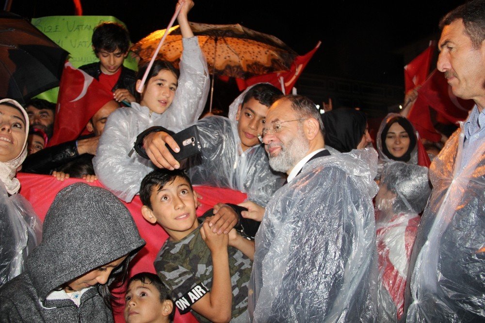Erzurum’da yağmur altında demokrasi nöbeti