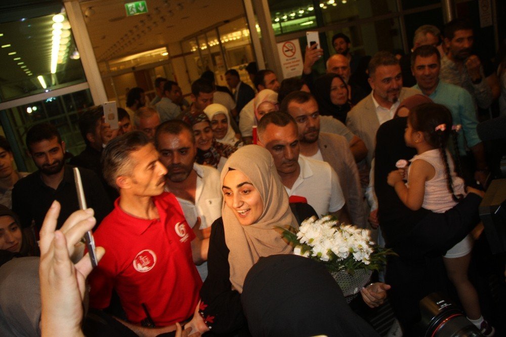 İsrail’de serbest bırakılan Ebru Öztürk, Türkiye’ye döndü