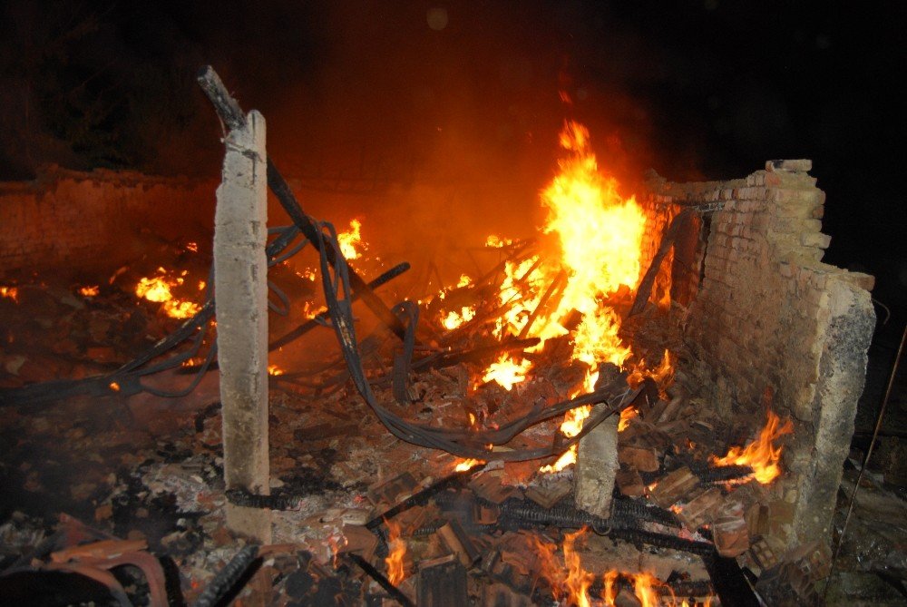 Tekirdağ’da metruk bina alev alev yandı