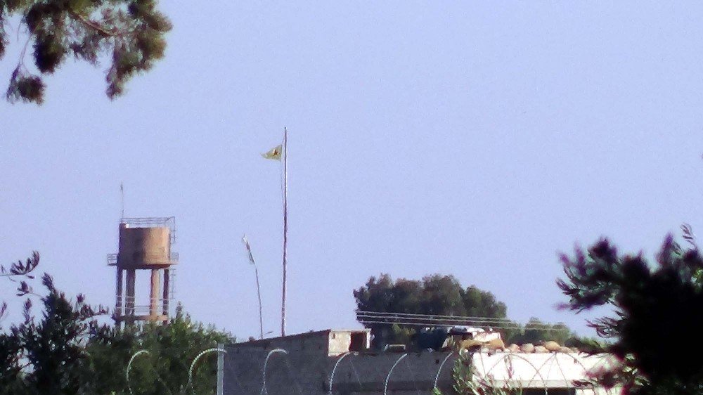 Terör örgütü Telabyad’ta sözde bayrağını indirip flamasını astı