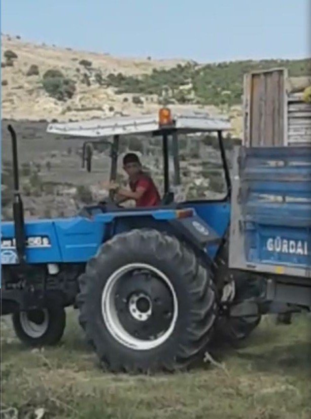 Traktör kullanan çocuk yürekleri ağza getirdi