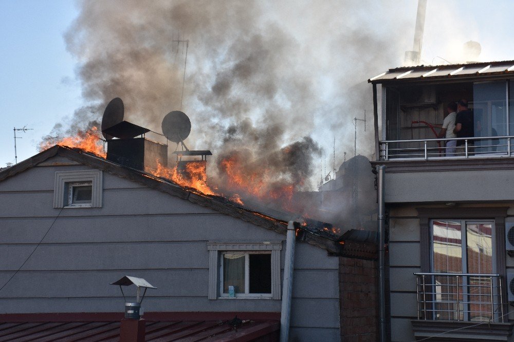 İş hanının çatısında çıkan yangın korkuttu