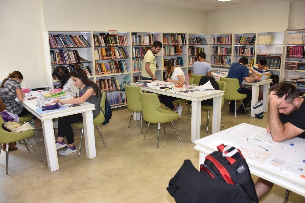 Gençlerin isteği üzerine 24 saat hizmet veren kütüphane