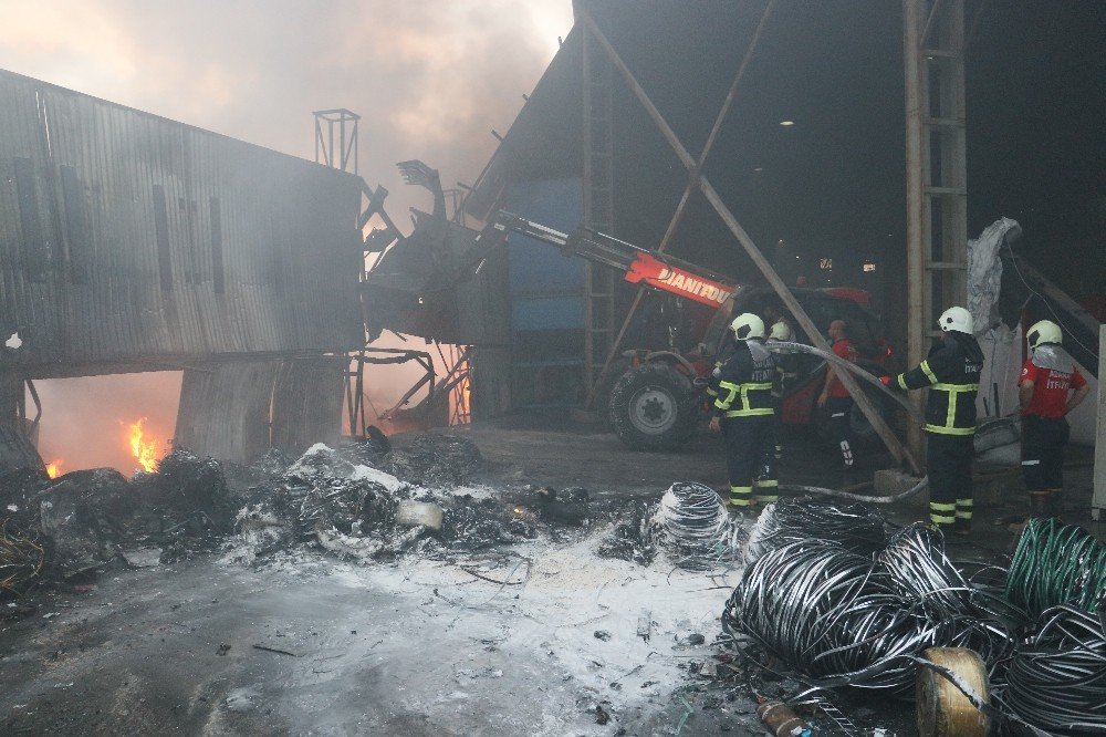 Plastik geri dönüşüm fabrikasında dev yangın