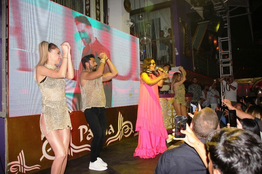 Demet Akalın Bodrum’u salladı