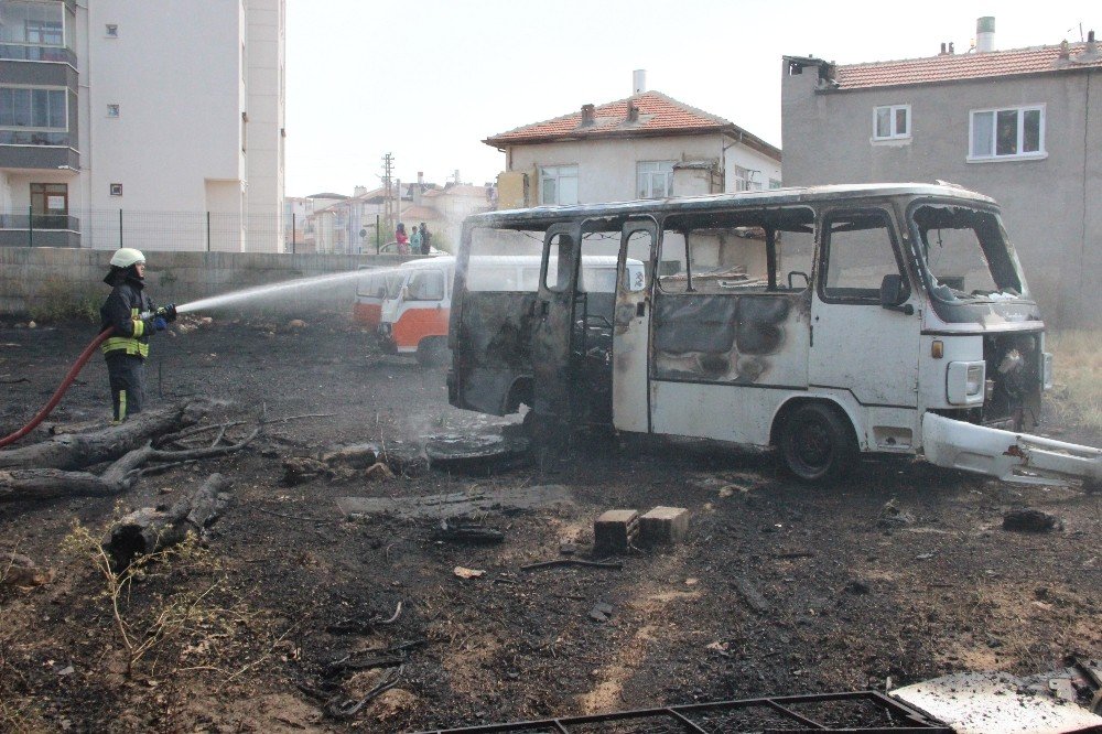 Karaman’da minibüslerin konduğu boş arsada yangın çıktı