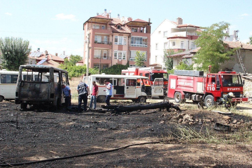 Karaman’da minibüslerin konduğu boş arsada yangın çıktı