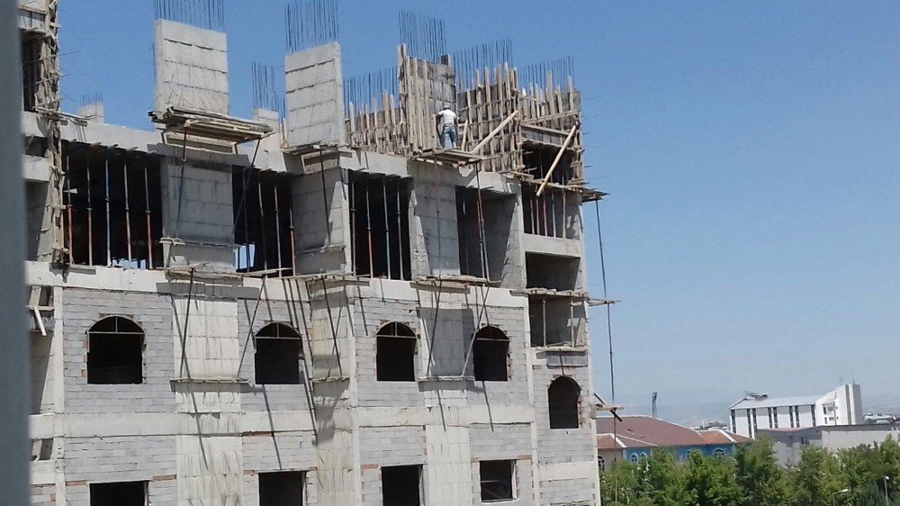 Ağrı’da inşaat işçisinin 6’ncı katta tehlikeli çalışması